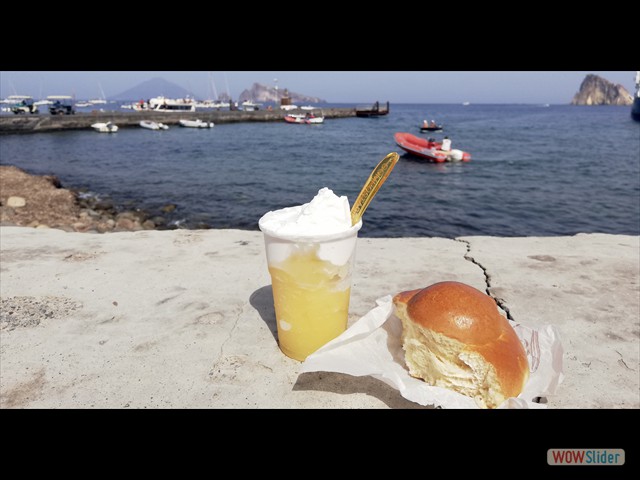 538 Lasciamo granita alle mandorle con panna e brioches!