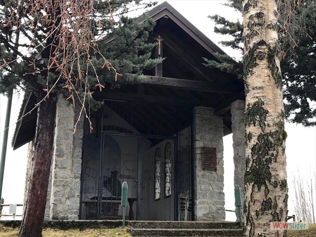 Alla chiesetta girare a detsra!
