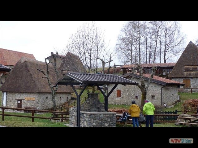 Il pozzo ed alla sua sinistra il Museo
