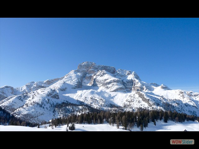 022 In primo piano, la Croda Rossa con ...