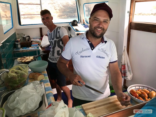56 l'intero equipaggio intento alla ... navigazione 