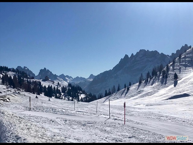 206 sotto ai Cadini, sulla sinistra, il rifugio