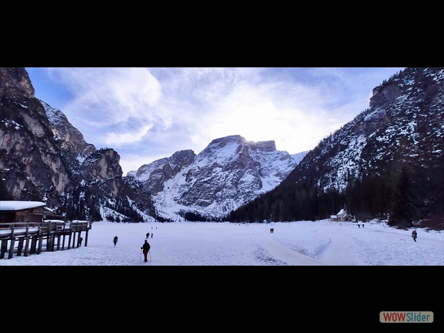 32 Braies ghiacciato in fondo a destra la chiesetta