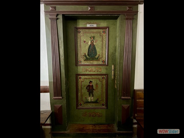 7 una splendida porta dell'albergo